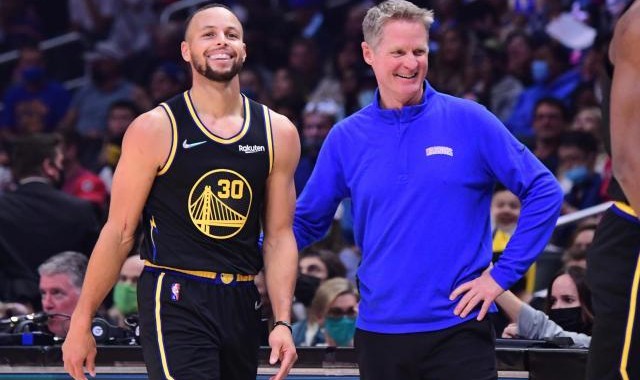 B体育-科尔：让我们改变进攻体系很可笑 你不围绕库里打？