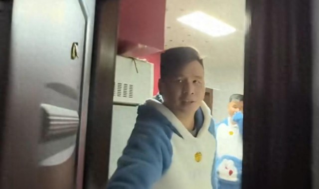 B体育官网-上海40岁双胞胎兄弟，同居30年不结婚，哥哥扮演老公 弟弟是老婆