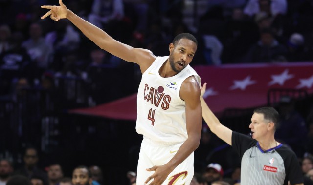 B体育APP-攻防压制！莫布里大帽布里奇斯 反击转身抹过防守暴扣打停黄蜂