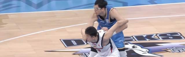 B体育-北京男篮逆转广东，与上海会师半决赛，周琦18+8，麦基态度消极